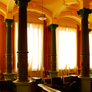 vista de columnas y escritorios con computadoras en la sala de lectura de la biblioteca