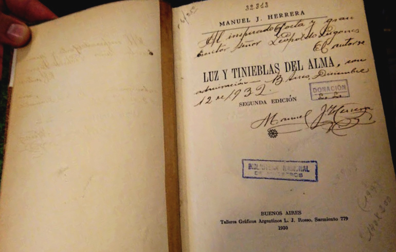 Imagen de la primera hoja del libro Luz y tinieblas del alma de Manuel J. Herrera en dónde figura escrita una dedicatoria del autor a Leopoldo Lugones.