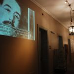 Pasillo BNM. La muestra abarcó aspectos de todo tipo y medios. La imagen muestra la proyección de un video de Leopoldo Lugones sobre una de las paredes de la Biblioteca.